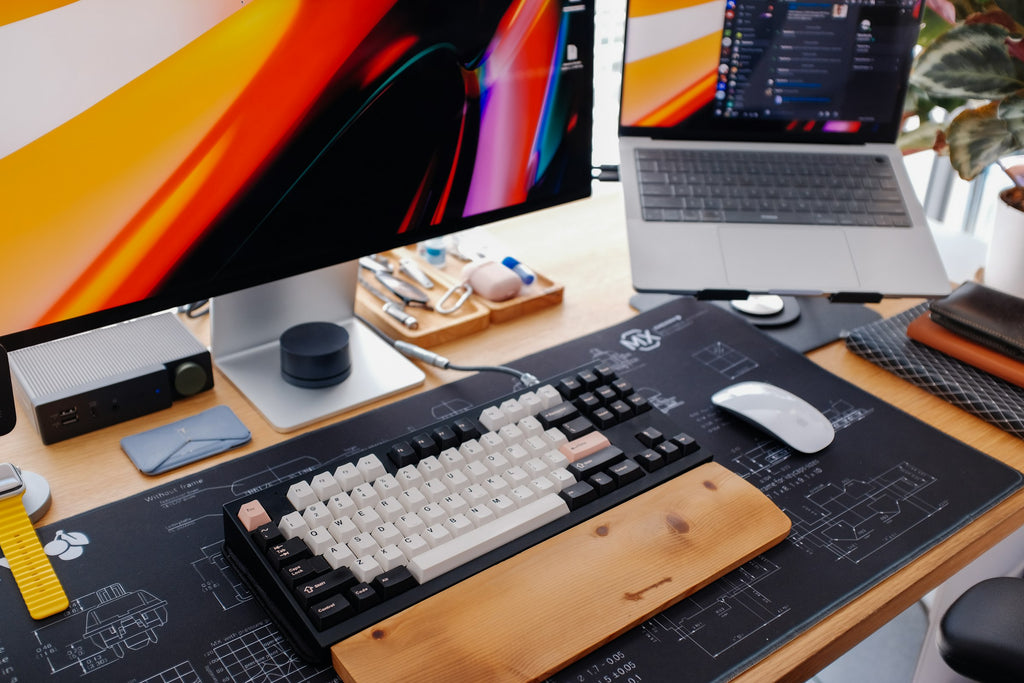Escritorio profesional con monitor y teclado / Professional desk with monitor and keyboard